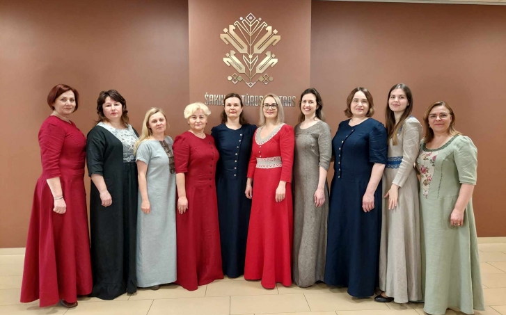 Vadovė Daina KAVALIAUSKIENĖ   Koncertmeisterė Danutė STRECKIENĖ